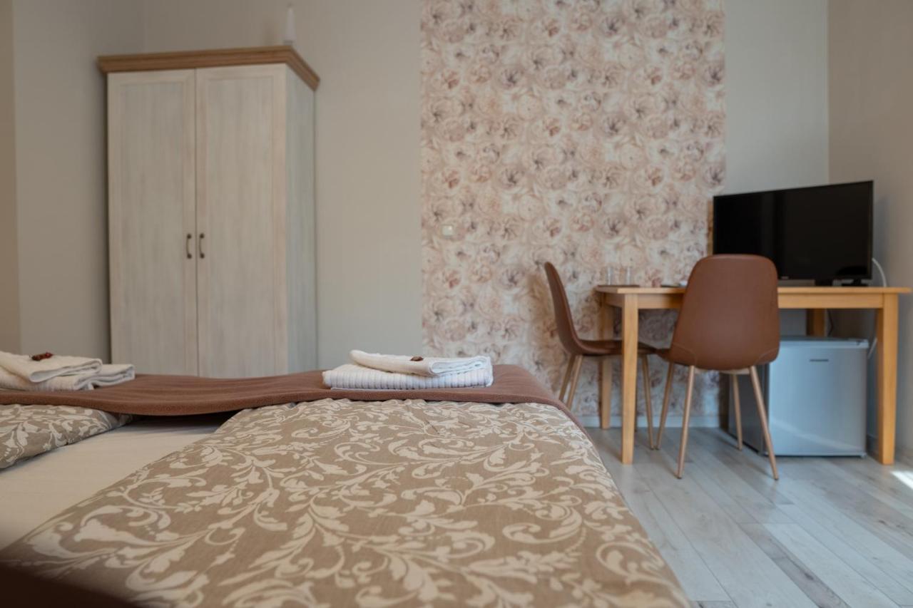 F57 - Franko Csaladi Panzio Bed & Breakfast Balatonlelle Exterior foto