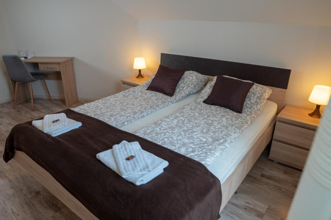 F57 - Franko Csaladi Panzio Bed & Breakfast Balatonlelle Exterior foto