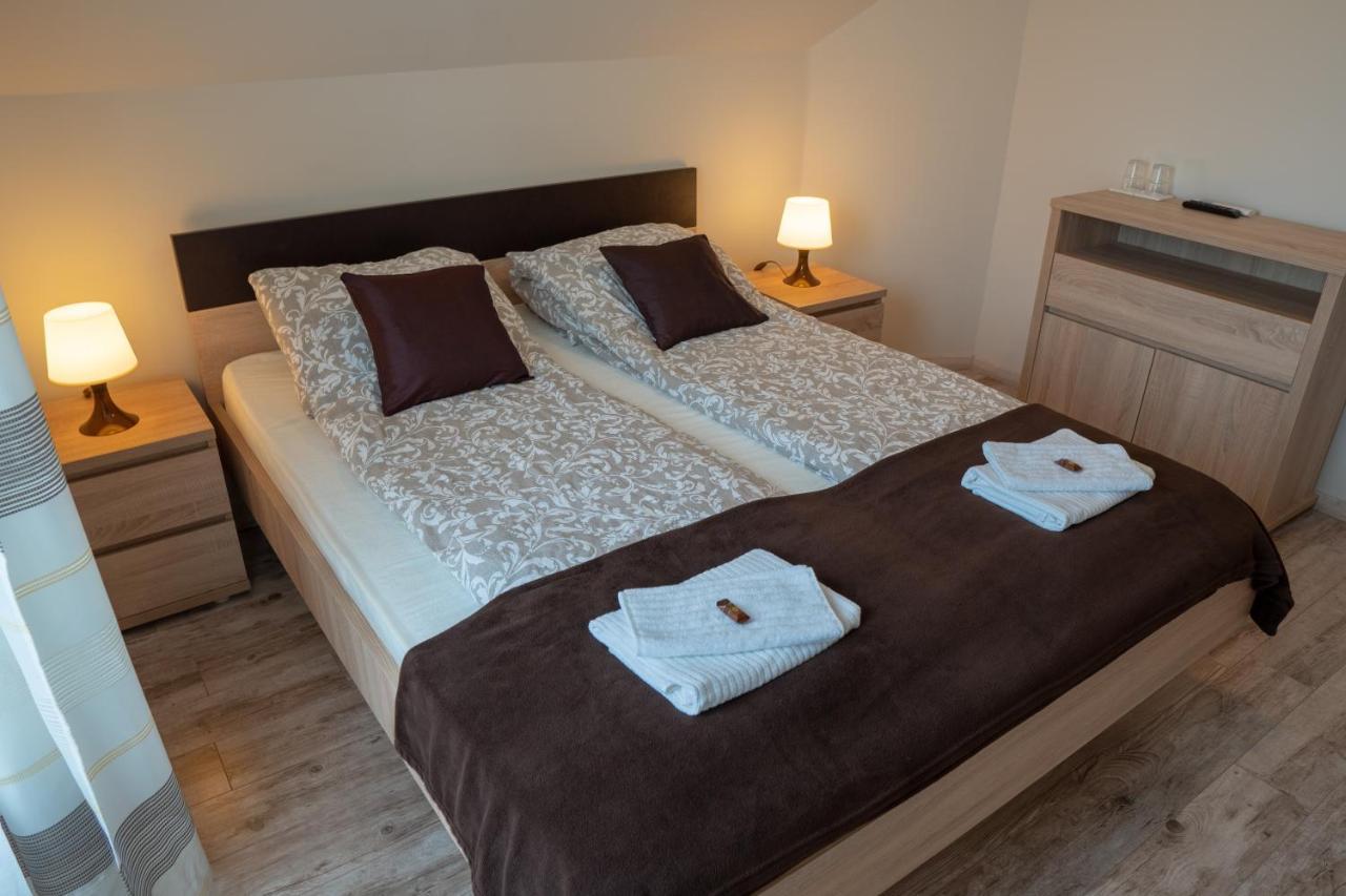 F57 - Franko Csaladi Panzio Bed & Breakfast Balatonlelle Exterior foto