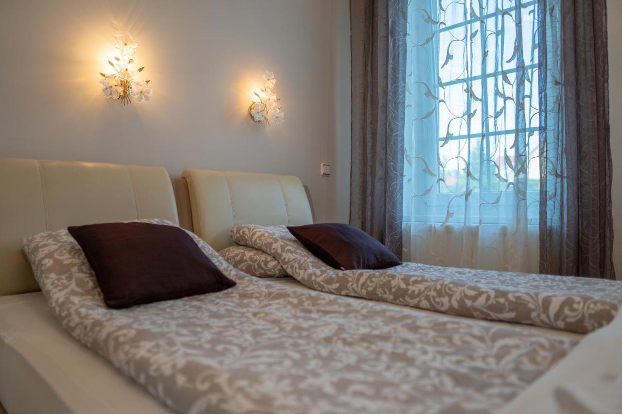 F57 - Franko Csaladi Panzio Bed & Breakfast Balatonlelle Exterior foto